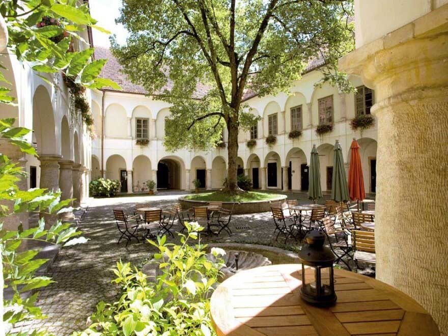 Der Retzhof Innenhof mit einem schattigen Baum in der Mitte