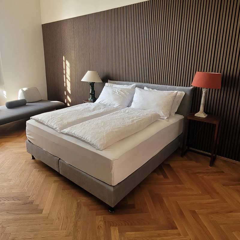 Modern eingerichtets Zimmer im Schloss Retzhof